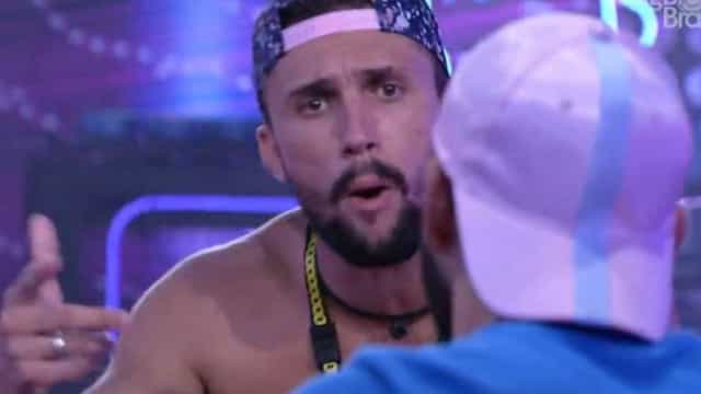 No BBB 21, Arthur xinga, ameaça Fiuk e chora