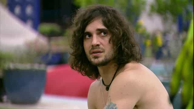 Fiuk e Arthur trocam carícias e dão sarrada em Gil em festa no BBB 21