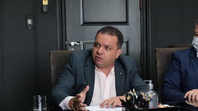 Após perder pai e irmão de Covid, prefeito chora em live e implora por fechamento de comércio