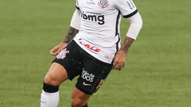 Após trabalho preventivo, Fagner volta a treinar no Corinthians