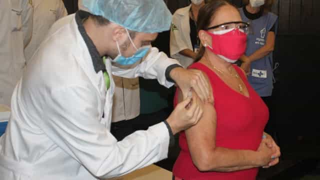 Evandro Mesquita, Susana Vieira e Ritchie são vacinados contra Covid