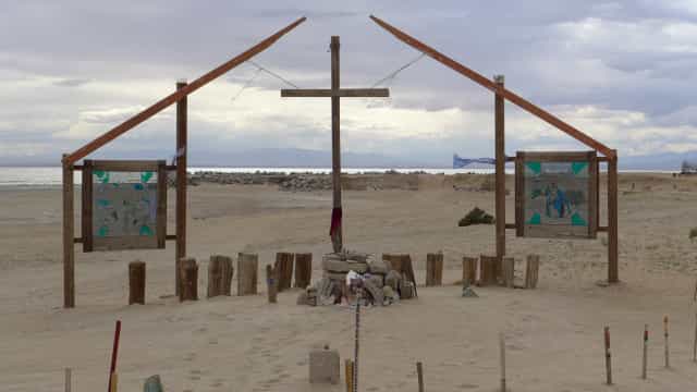 Artistas espalham esqueletos de peruca e letreiros gigantes por desertos dos EUA