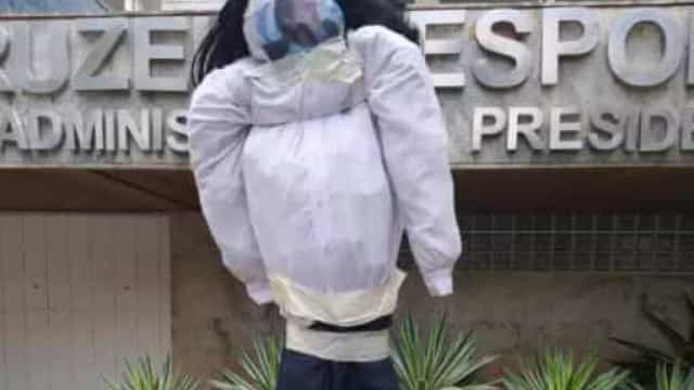 Torcedores do Cruzeiro queimam boneco com foto de Sérgio Santos Rodrigues