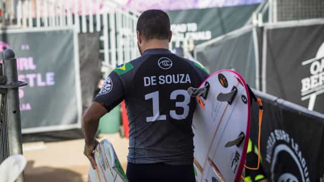 Circuito Mundial de Surfe: Adriano de Souza avança em Newcastle
