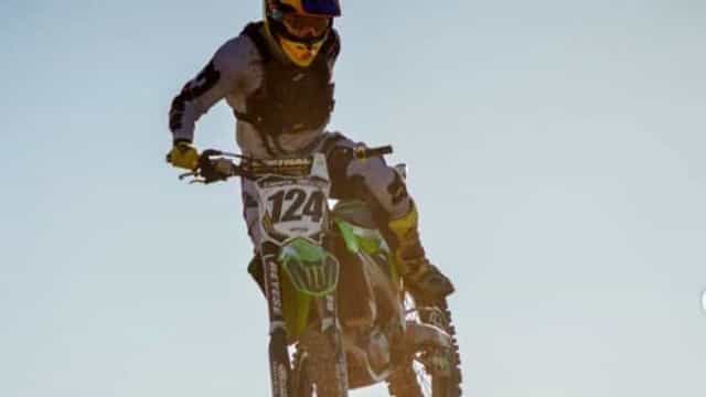 Piloto de 23 anos morre após queda em prova de motocross