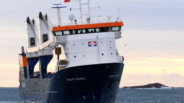 Após resgate dramático, cargueiro holandês à deriva pode virar incidente ambiental