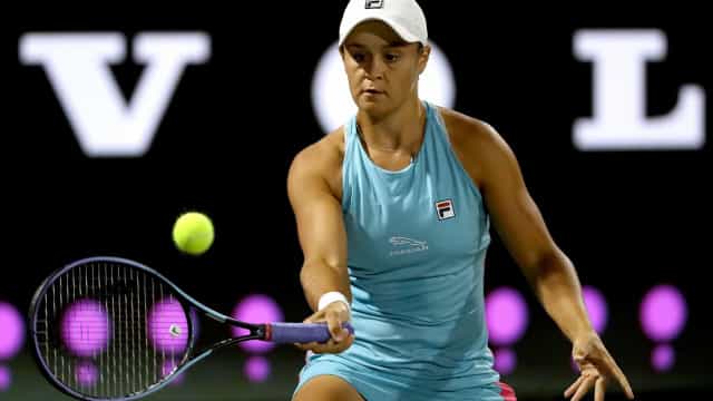 Número 1 do mundo, Barty sofre, mas avança às quartas em Charleston