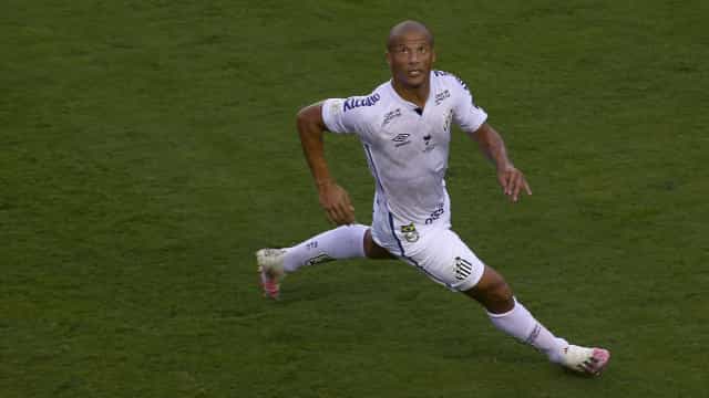 Após 190 dias, Carlos Sánchez volta a treinar com o grupo do Santos