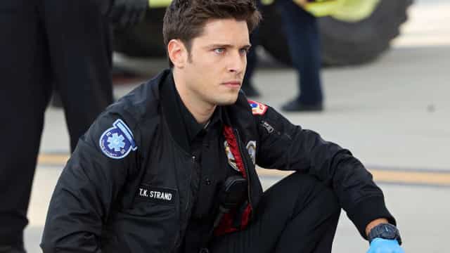 Ator de ‘9-1-1: Lone Star’ revela ser bissexual após receber apoio da namorada