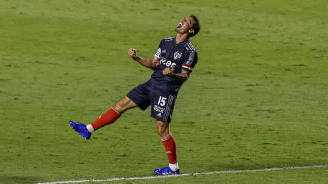 Lateral-esquerdo do São Paulo, Reinaldo atropela ciclista na porta do CT do clube