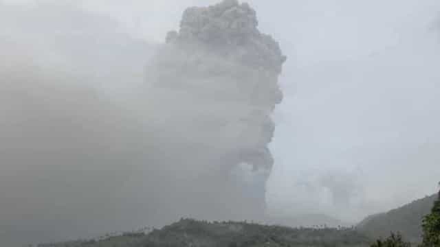 Erupção vulcânica provoca evacuação em massa no Caribe