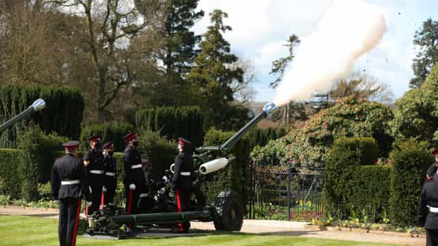 Com disparos de artilharia e flores, Reino Unido saúda príncipe Philip