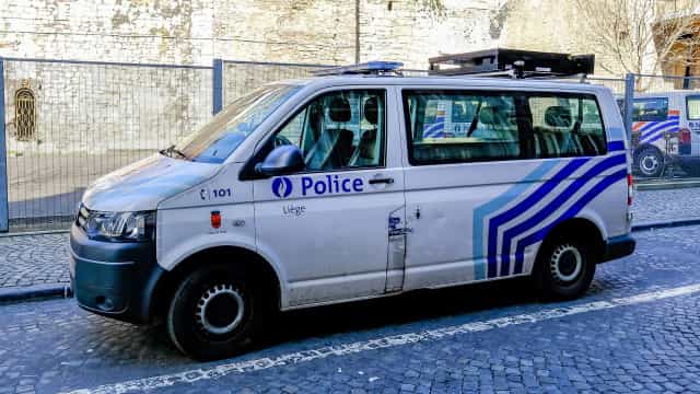 Jovem morre ao tentar fugir da polícia após festa ilegal na Bélgica