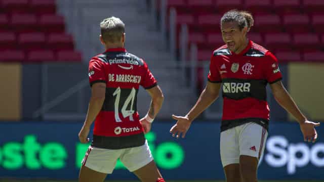 Em grande jogo, Flamengo bate Palmeiras nos pênaltis e é bicampeão da Supercopa