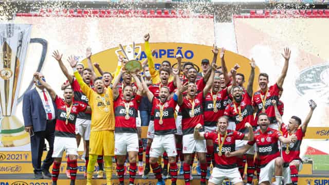 Herói nos pênaltis, Diego Alves celebra título do Flamengo: ‘É especial’