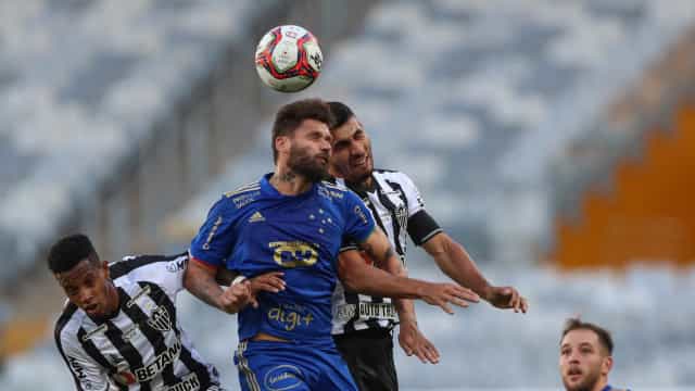 Cruzeiro leva a melhor no clássico centenário contra Atlético-MG; Hulk é expulso
