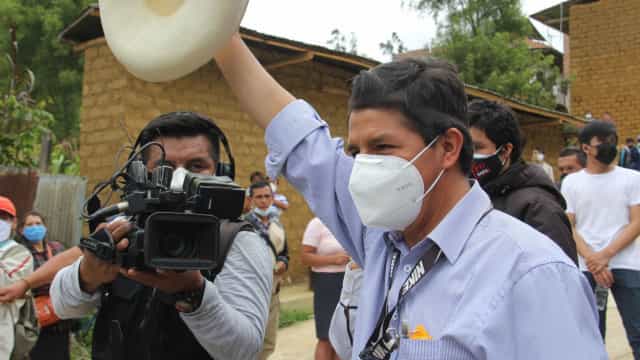 Esquerdista lidera boca de urna no Peru, com diferença mínima entre primeiros colocados