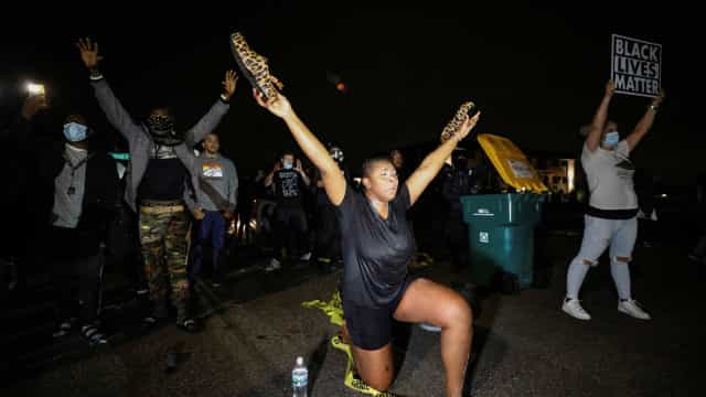 Minnesota é palco de confrontos com polícia após morte de afroamericano