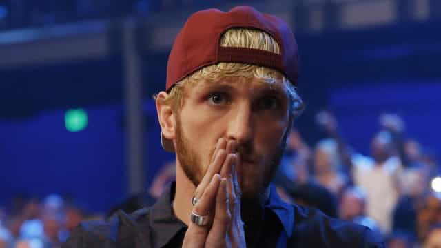 Youtuber é nocauteado com um golpe por astro do wrestling