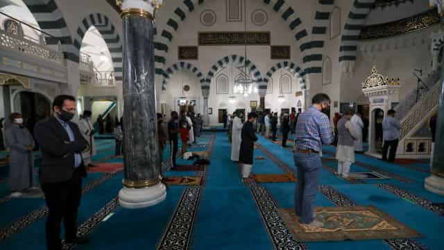 Países muçulmanos iniciam ramadã com medidas para evitar aglomerações