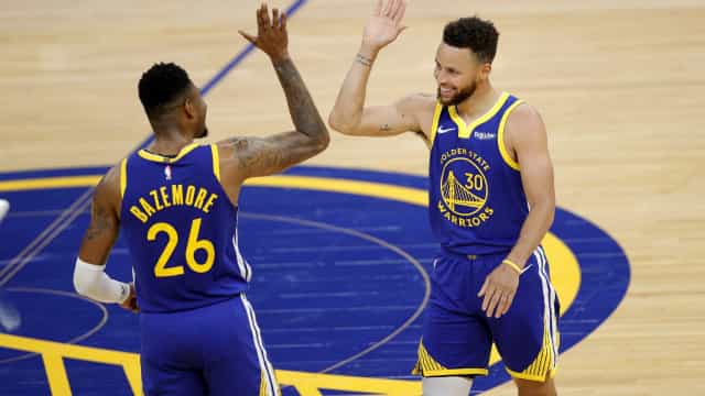 Com 53 pontos em vitória, Curry se torna maior cestinha da história dos Warriors