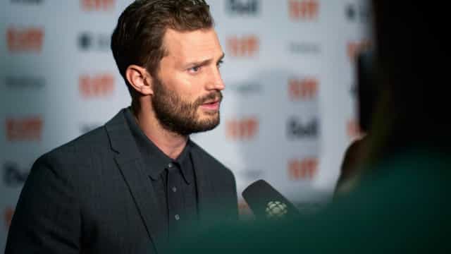 Jamie Dornan, de ‘Cinquenta Tons de Cinza’, exibe o físico em clipe