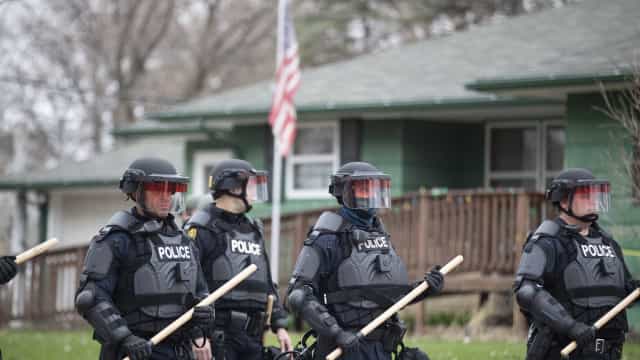 Agente e chefe de polícia nos EUA renunciam após morte de homem negro