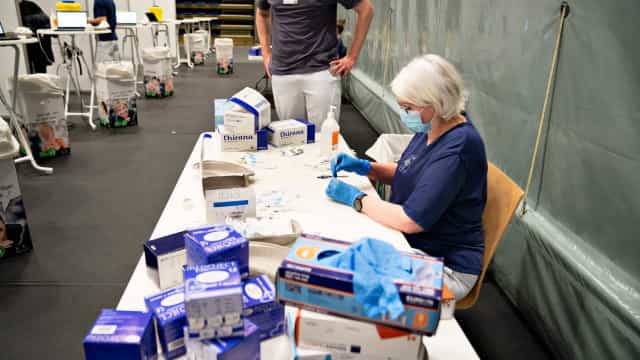 Dinamarca confirma que vai deixar de usar vacina da AstraZeneca