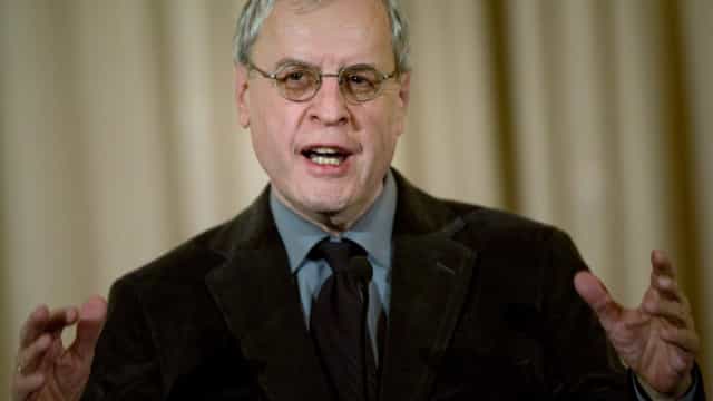 Poemas de Charles Simic dissecam temores dos companheiros da solidão