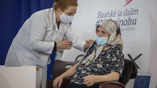 Com vacinação da Covid acelerada, Sérvia atrai turistas em busca de doses