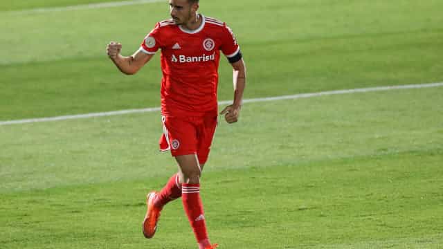 Autor de três gols na goleada do Inter, Thiago Galhardo avisa: ‘Feliz em ajudar’