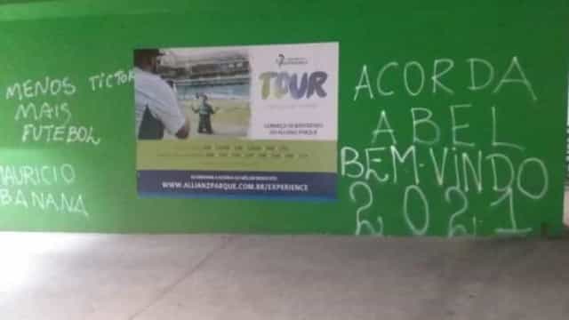 Muro do Palmeiras é pichado com cobranças a Abel Ferreira, Galiotte e jogadores