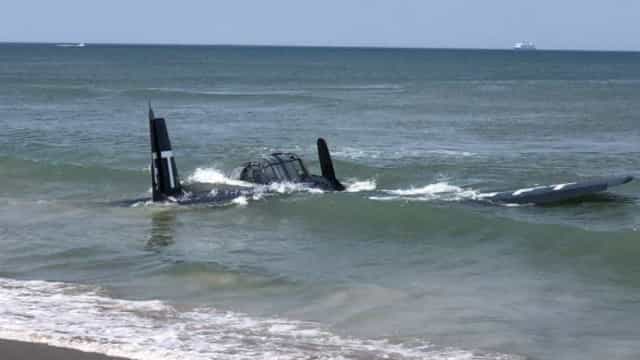 Piloto faz pouso de emergência no mar durante apresentação