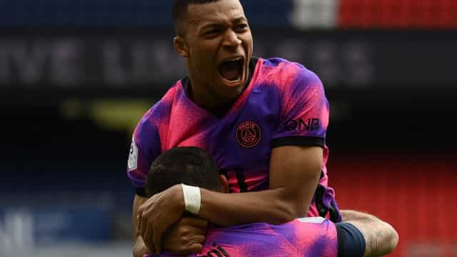 Mbappé faz dois, PSG vence com gol no último lance e encosta no Lille no Francês