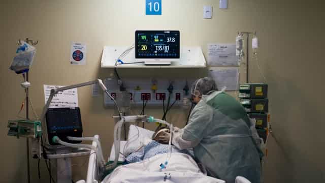 Doentes intubados estão acordados por falta de sedativos, dizem médicos