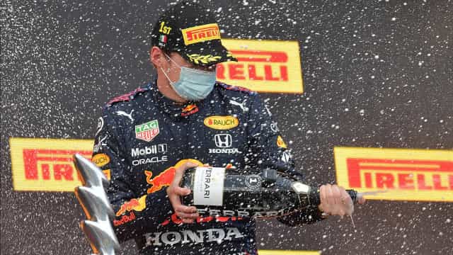 Max Verstappen vence corrida caótica em Ímola e dá o troco em Lewis Hamilton