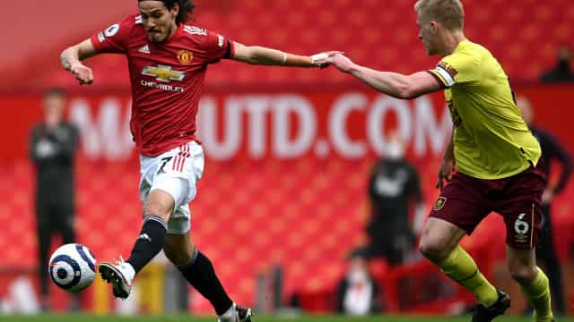 Com gols de Greenwood e Cavani, Manchester United vence o Burnley no Inglês