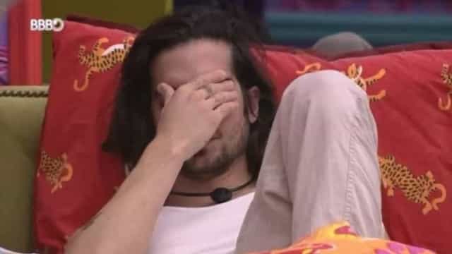 Finalista do BBB 21, Fiuk foi de edredom a beijo gay com muito choro; relembre