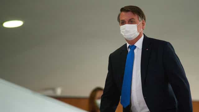 Bolsonaro assina MP que permite às empresas reduzir jornada e salários