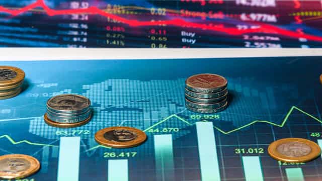 Bolsa recua 0,82%; dólar cai para R$ 5,3350