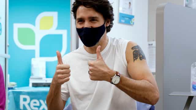 Primeiro-ministro do Canadá recebe primeira dose da AstraZeneca