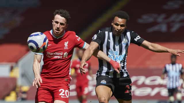 Liverpool leva empate do Newcastle no último lance e se complica no Inglês