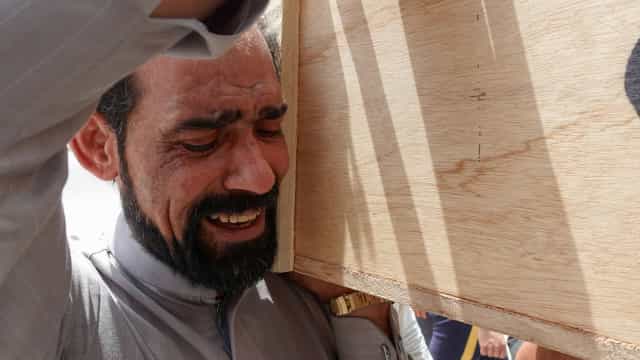 Parentes recolhem vítimas após tragédia em hospital para doentes Covid-19