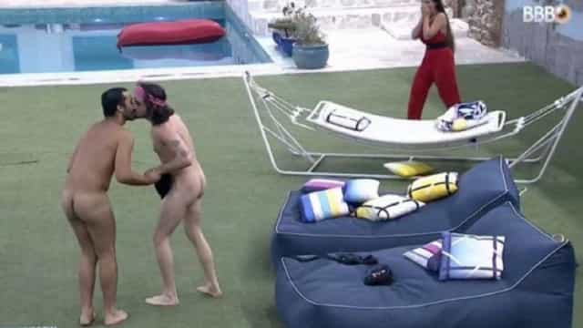 Gil e Fiuk se beijam e pulam pelados na piscina no BBB