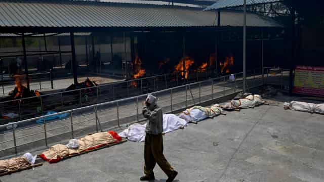 Tragédia na Índia: mortos sendo cremados ao ar livre