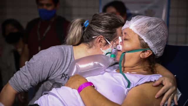 Brasil se aproxima das 400 mil mortes por covid e média móvel tem ligeira queda