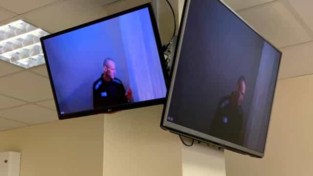 Após greve de fome, Navalny surge debilitado em julgamento