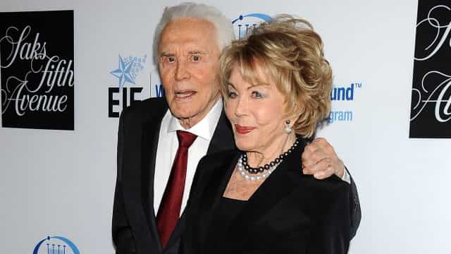 Anne Douglas, viúva do ator Kirk Douglas, morre aos 102 anos