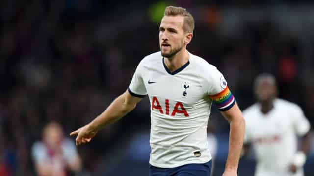 Kane celebra prêmio, mas admite frustração com falta de conquistas do Tottenham