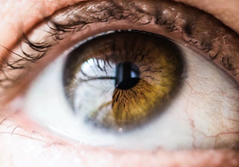 Paciente cego de nascença volta a enxergar com injeção intraocular